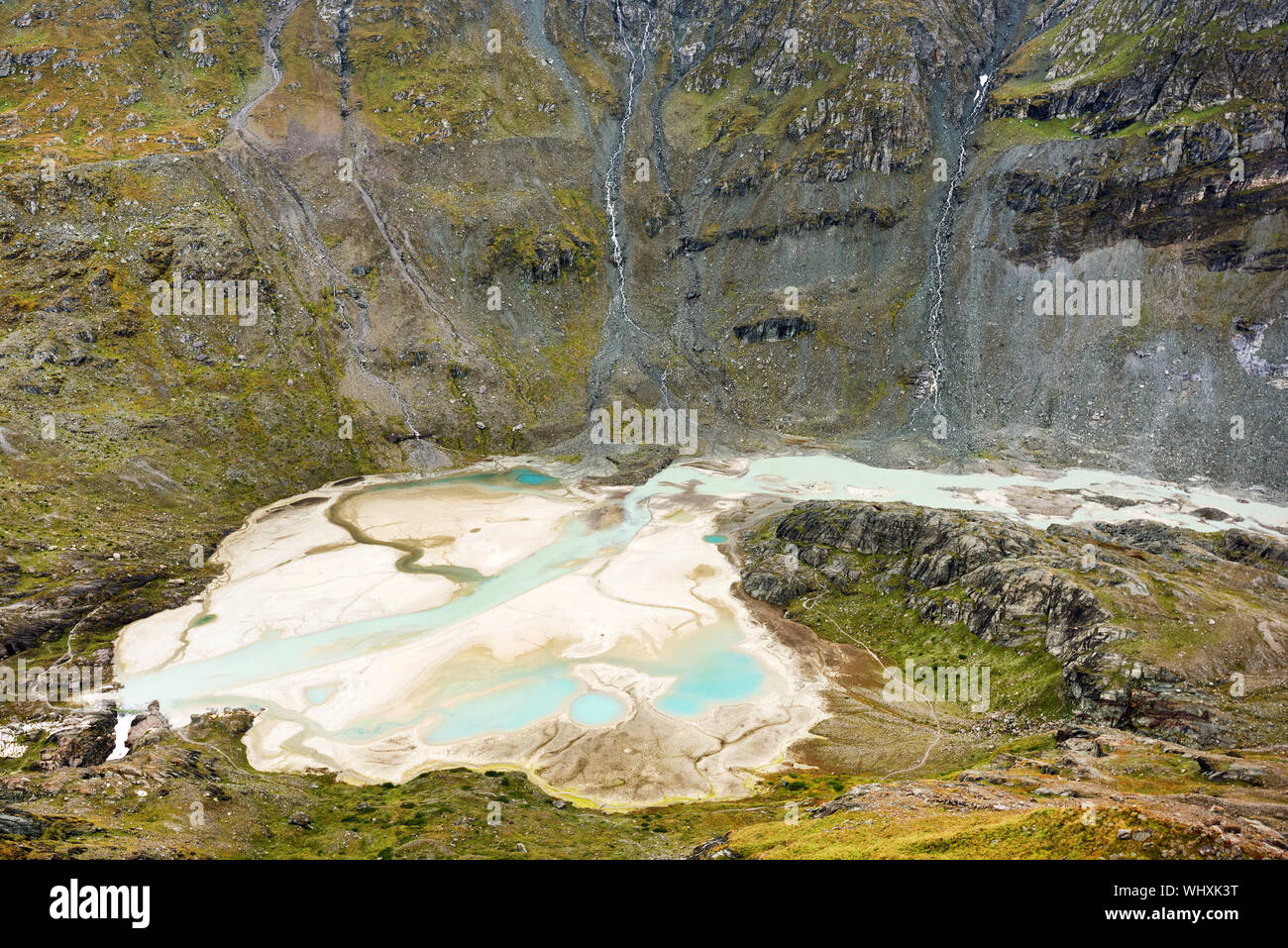Rocks in water hi-res stock photography and images - Alamy