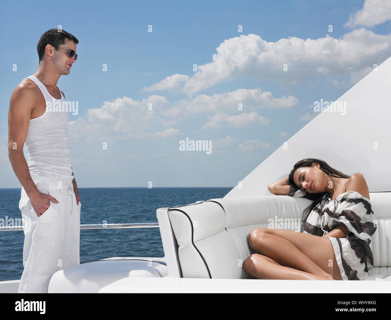Young luxury. Мужчина на яхте. Парень наблюдает. Уснула на яхте.