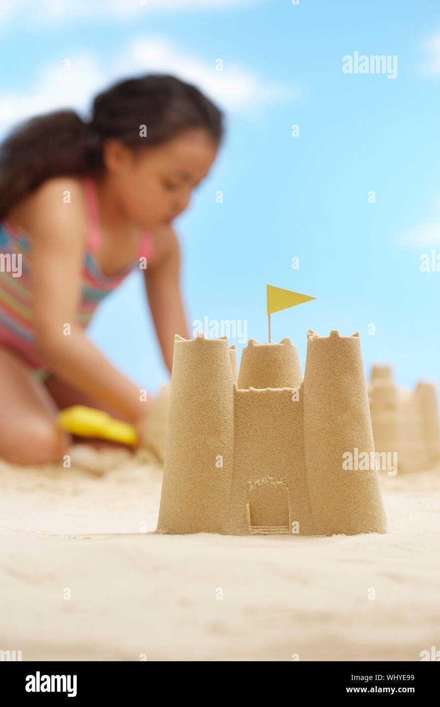 Строить замок из песка. Замок из песка. Песочный замок. She s make a sandcastle. Make a sandcastle vector.
