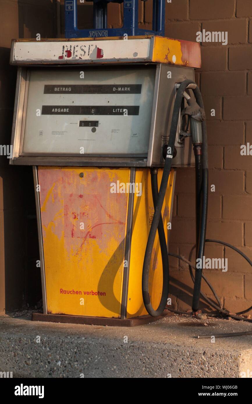Download Yellow Fuel Pump High Resolution Stock Photography And Images Alamy Yellowimages Mockups