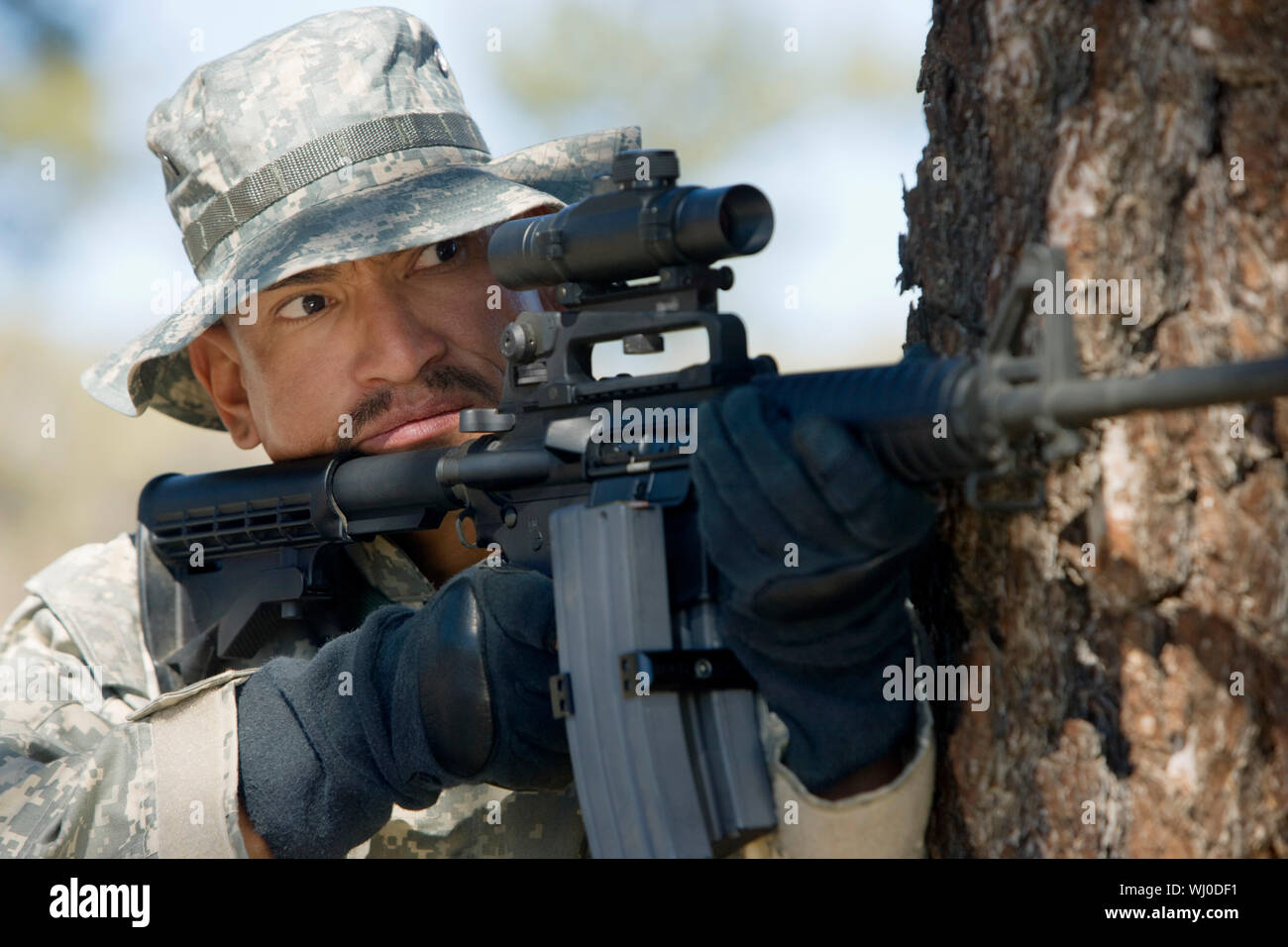 Soldier aiming machine gun, close-up Stock Photo - Alamy