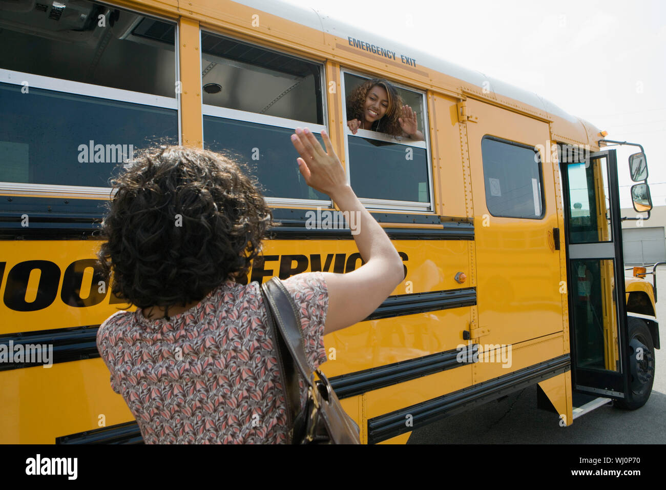 Машет из автобуса. Девушка из автобуса машет. Девушка выходит из автобуса. Машет рукой из автобуса