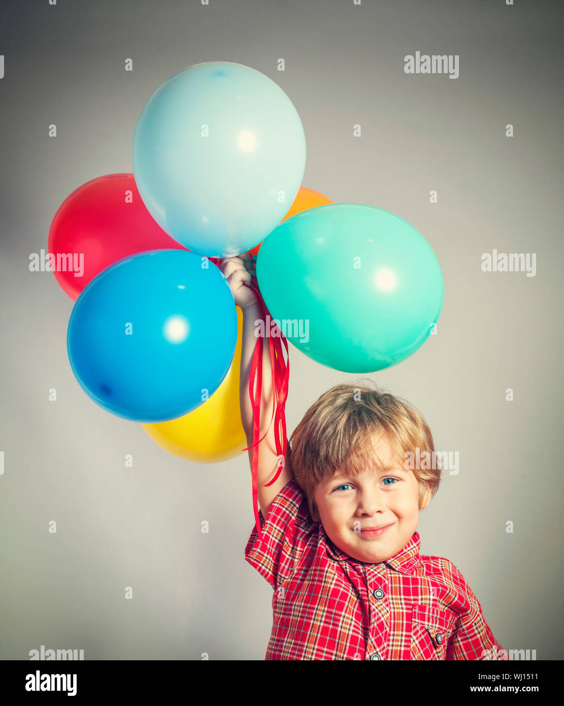Мальчик с большим шаром. Шарики воздушные для мальчика. Дети с шариками. Мальчик с воздушными шарами. Фотосессия детей с воздушными шарами.