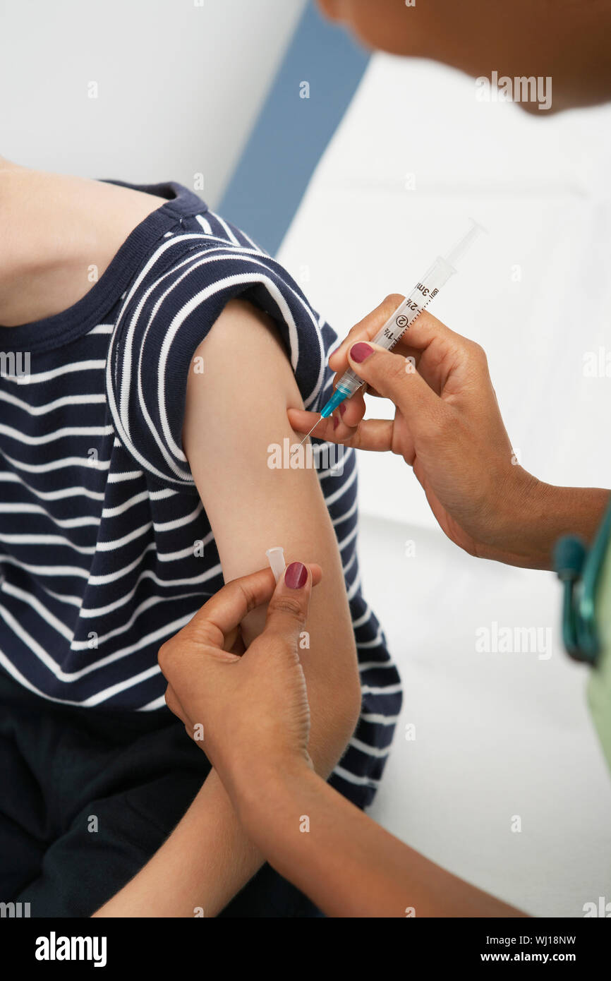 Люди настоящий укол. Укол прививка. Искусственная рука для прививки. Вакцина в руках.