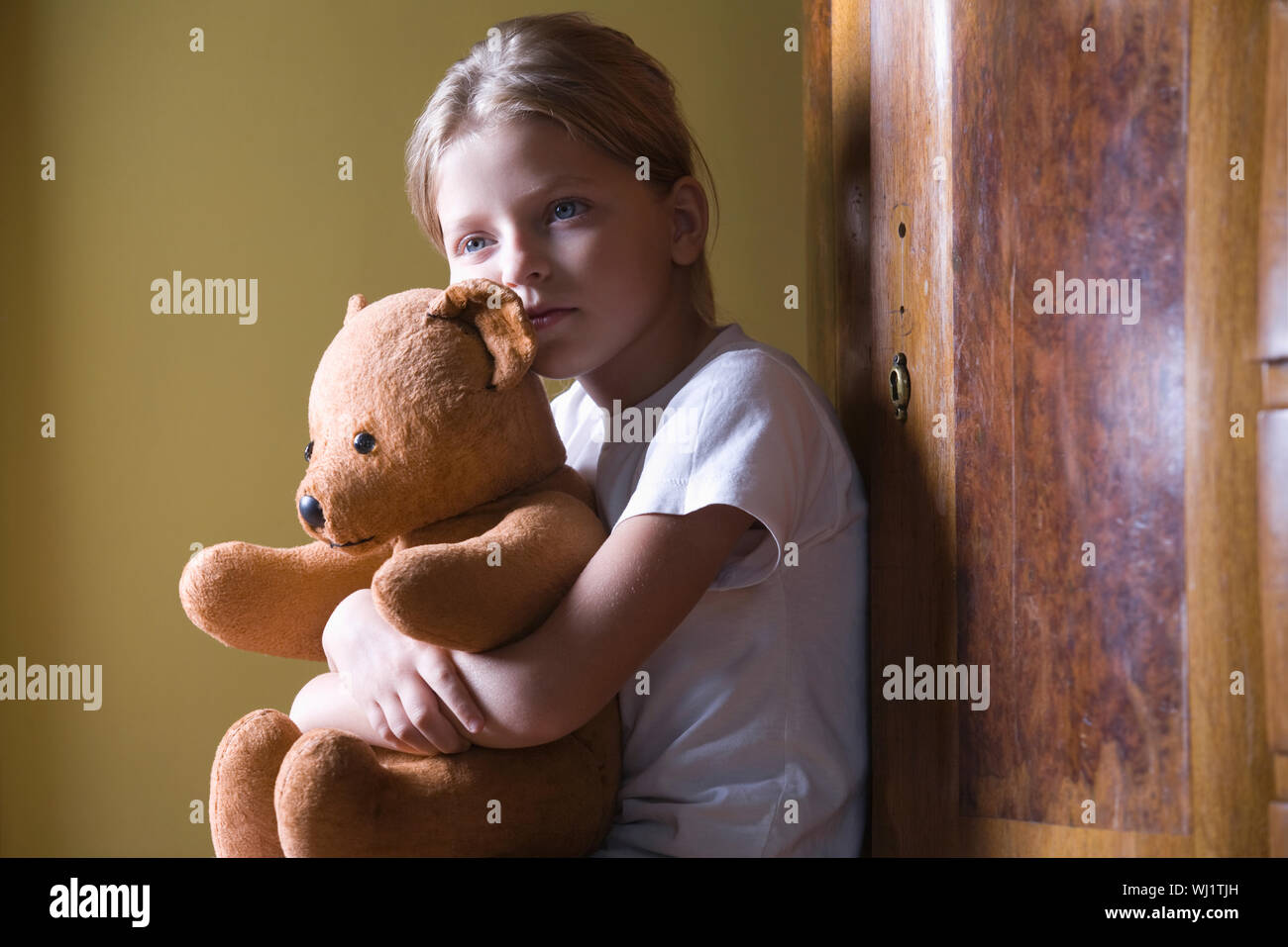 игрушки для детей. игрушки для девочек. девочка с плюшевым мишкой. маленький медвежонок девочка. маленький медвежонок девочка.