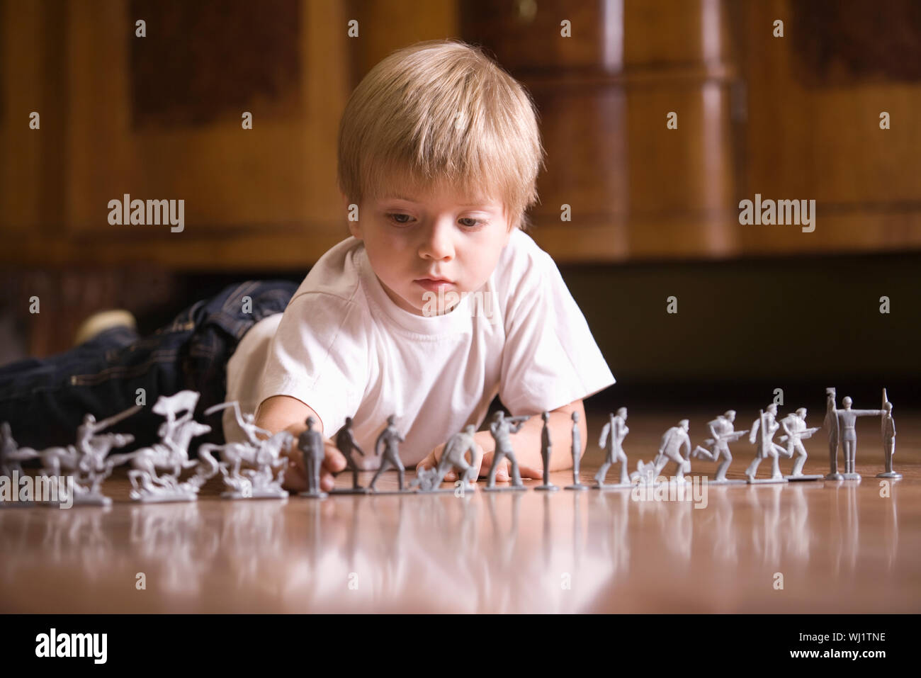 Worsmate мальчик играет с д текст. Мальчик солдатик. Мальчик играющий в солдатики. Дети играют в солдатиков. Игра в солдатики.