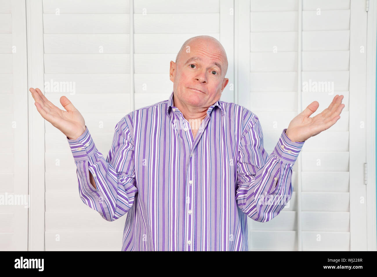 Portrait of a senior man shrugging shoulders in confusion Stock Photo ...