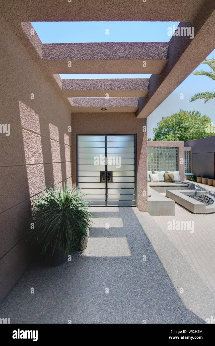 Front entrance with veranda of Californian home Stock Photo - Alamy