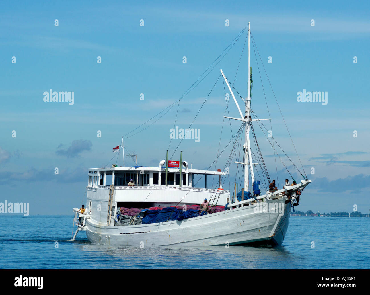 Pinisi approaching Paotere harbour, Makassar, Sulawesi, Indonesia Stock Photo