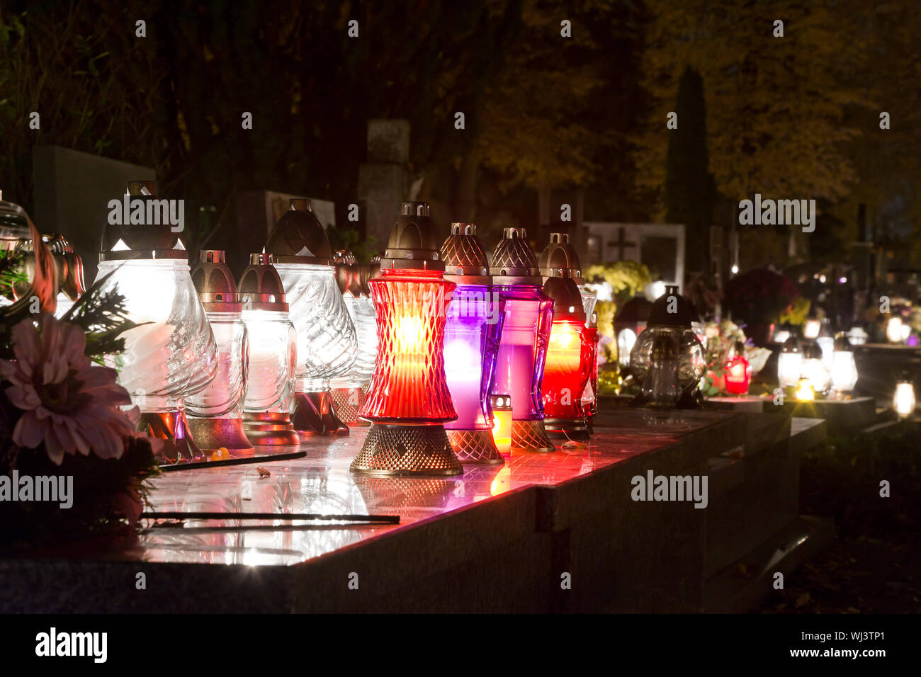Flower and funeral candles hi-res stock photography and images - Alamy