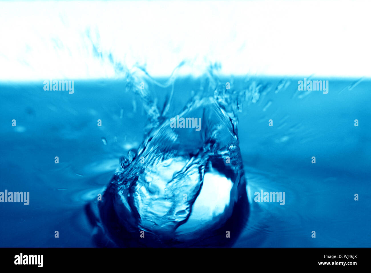 blue water splash macro close up Stock Photo - Alamy