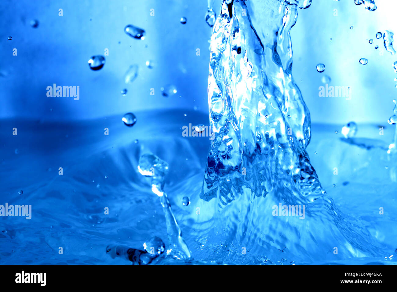blue water splash macro close up Stock Photo - Alamy