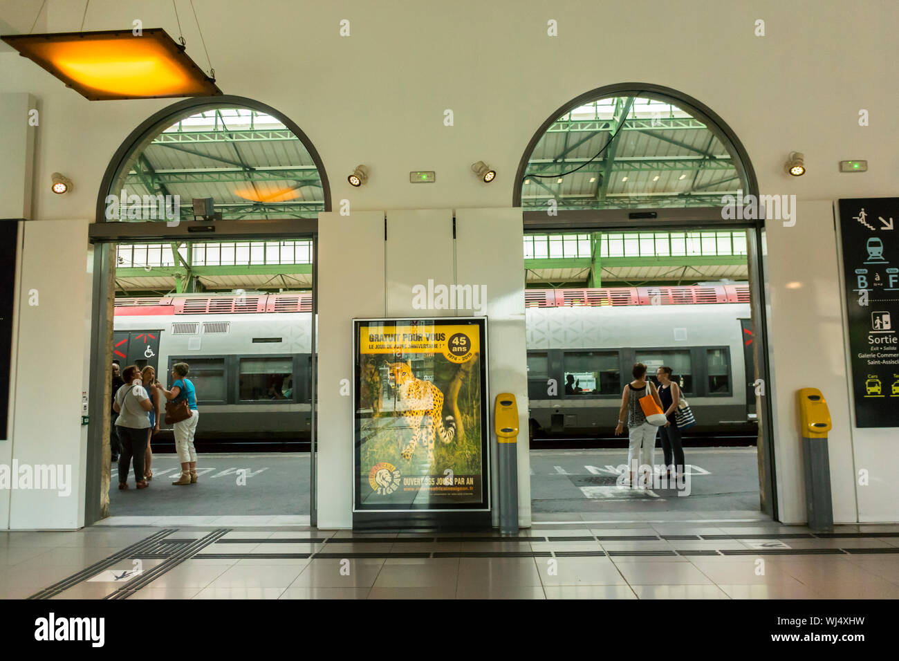 Perpignan, France, People Travelling inside Train Station, sncf train