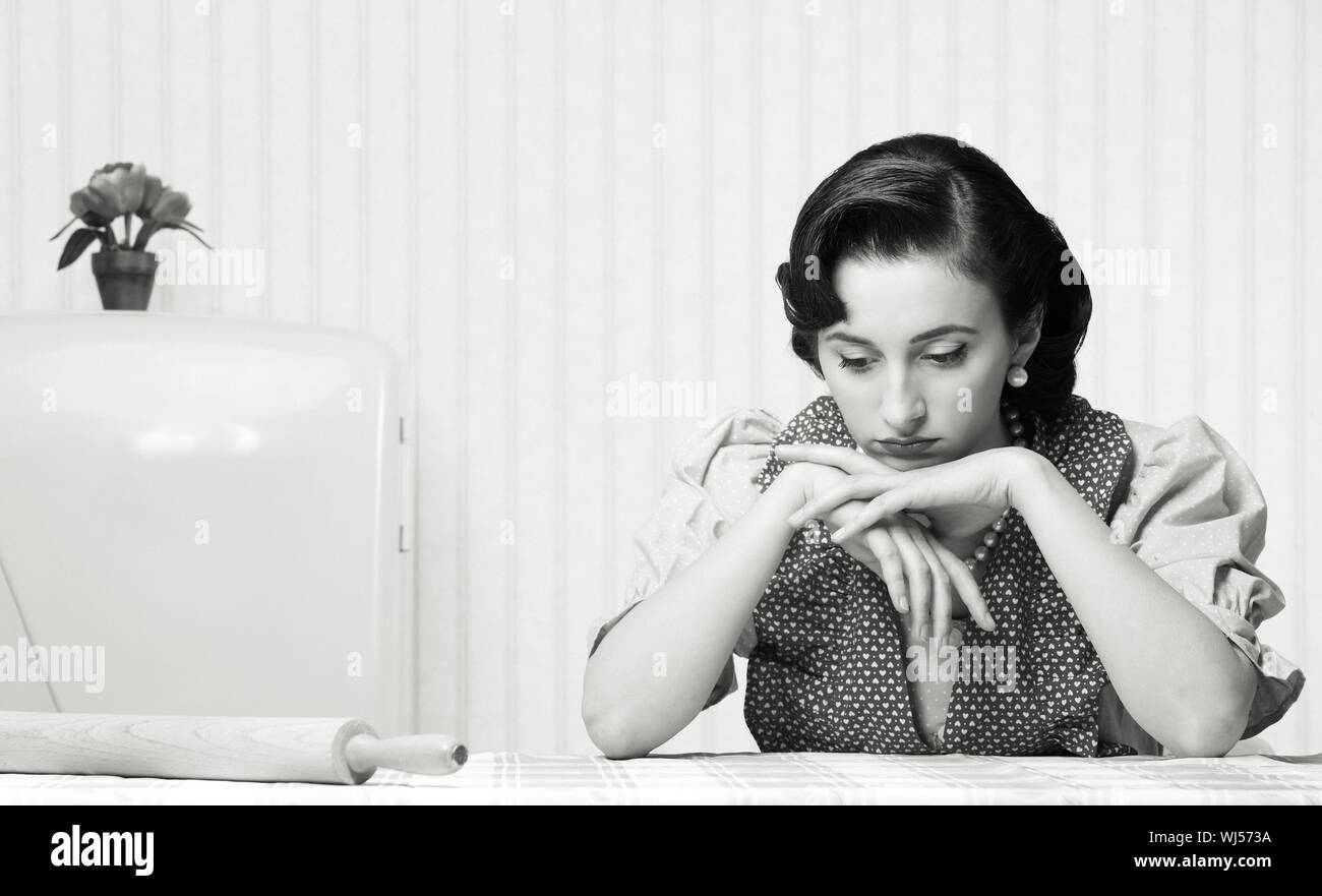 1950 housewife in kitchen hi-res stock photography and images - Alamy
