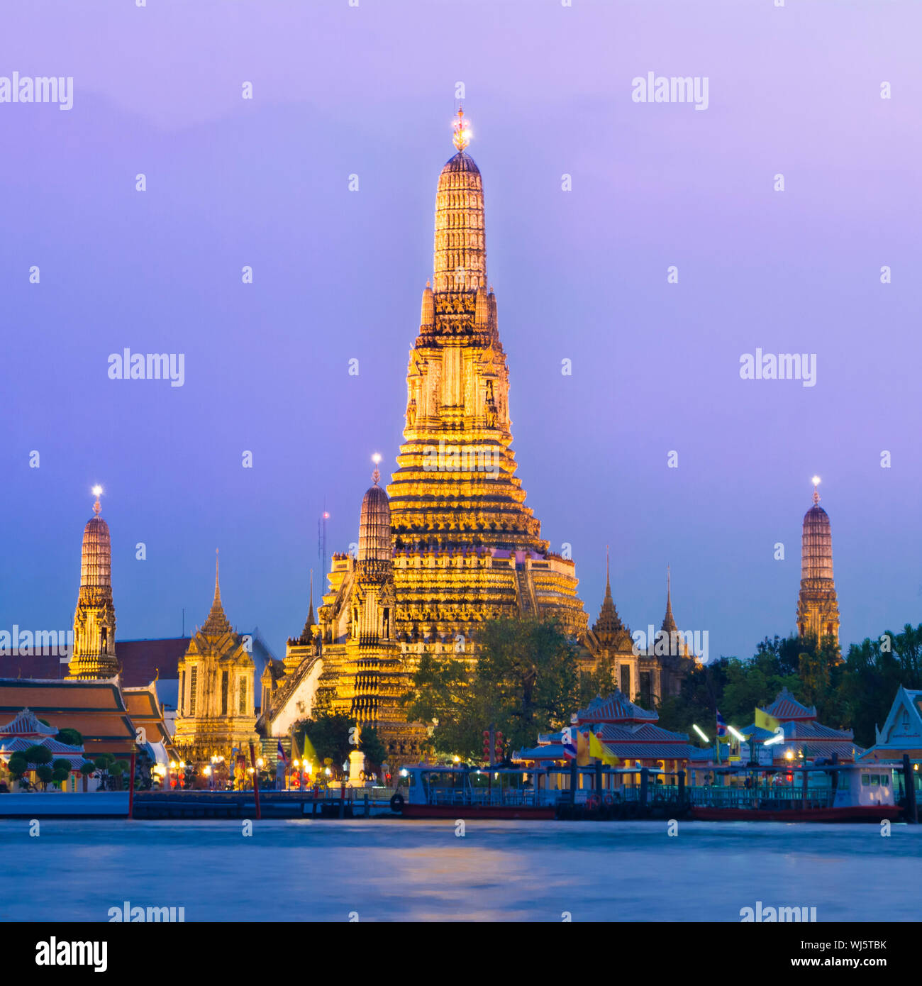 Wat Arun, The Temple of Dawn, at twilight, view across Chao Phraya river.  Bangkok, Thailand Stock Photo - Alamy