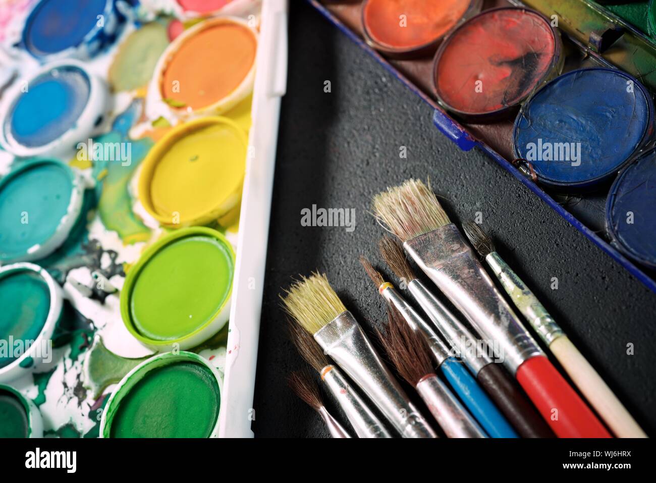 Assorted used paint brushes hi-res stock photography and images - Alamy