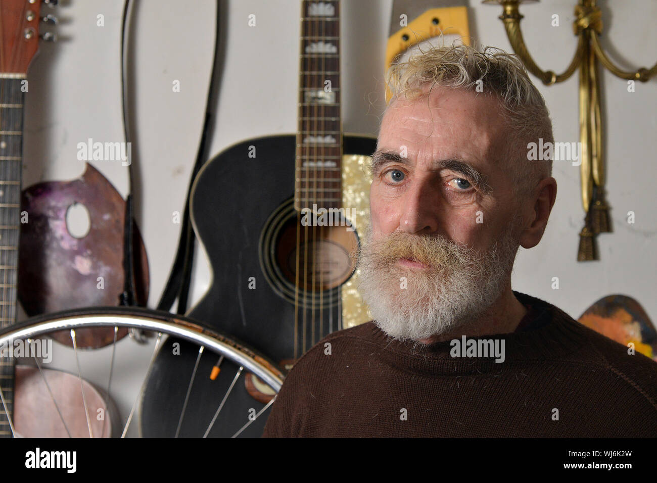 www.jonsavagephotography.com 22ND JAN 2014 PAISLEY BORN ARTIST AND PLAYWRIGHT JOHN BYRNE PHOTOGRAPHED AT HIS HOME IN EDINBURGH Stock Photo