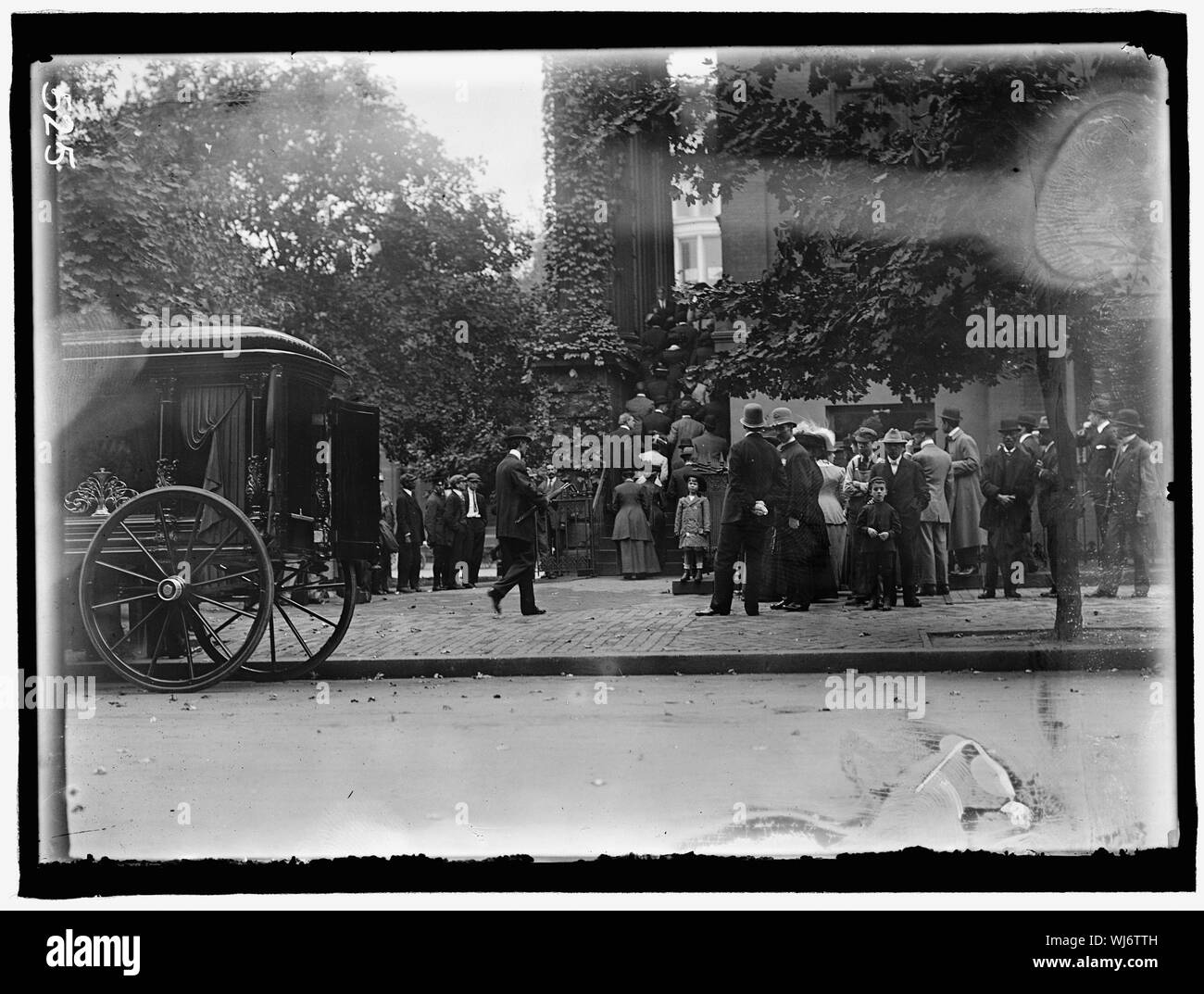 HARLAN, JOHN MARSHALL. ASSOCIATE JUSTICE, U.S. SUPREME COURT, 1877-1910. FUNERAL AT NEW YORK AVENUE PRESBYTERIAN CHURCH. MOURNERS ENTERING CHURCH Stock Photo