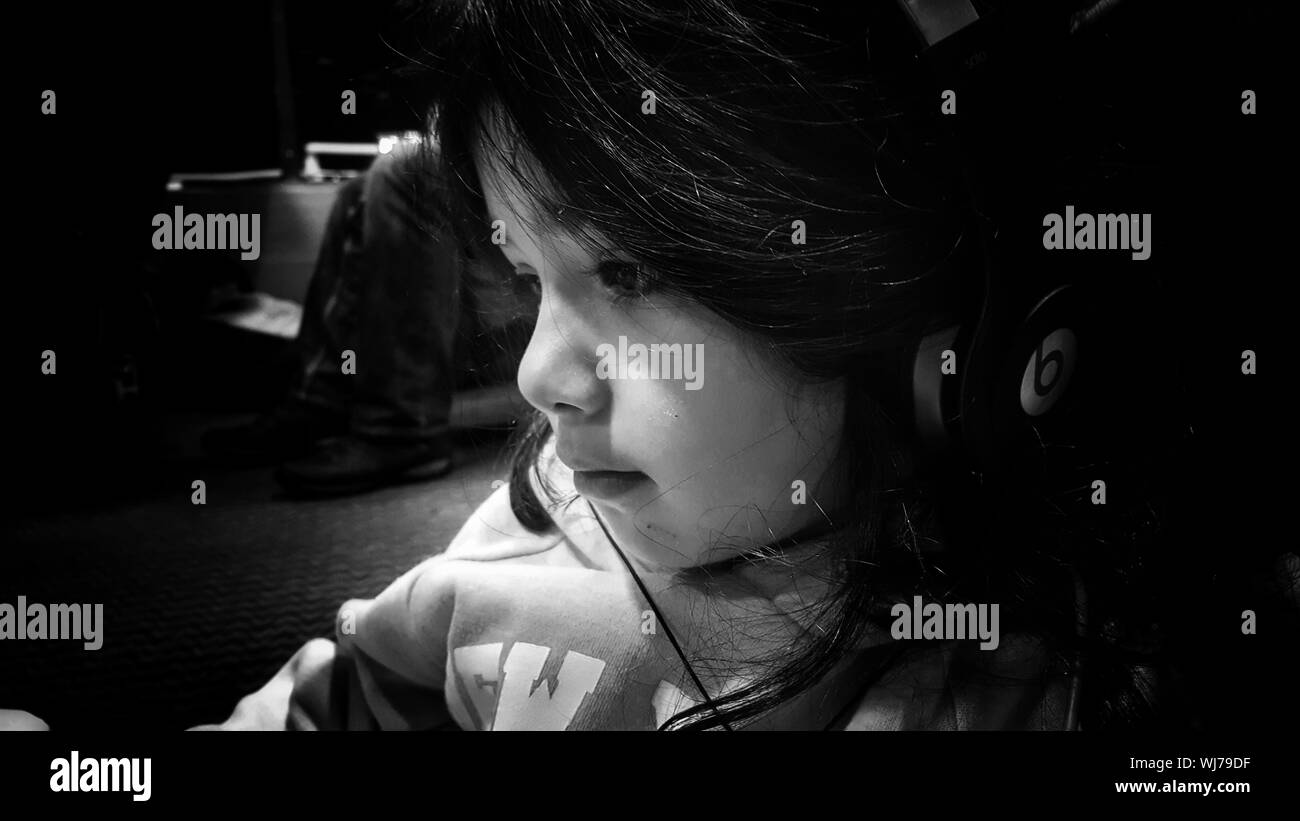 Indian girl listening music hires stock photography and images Alamy