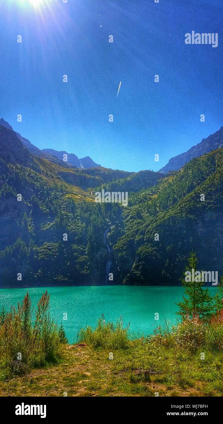 Blue water green mountains hi-res stock photography and images - Alamy