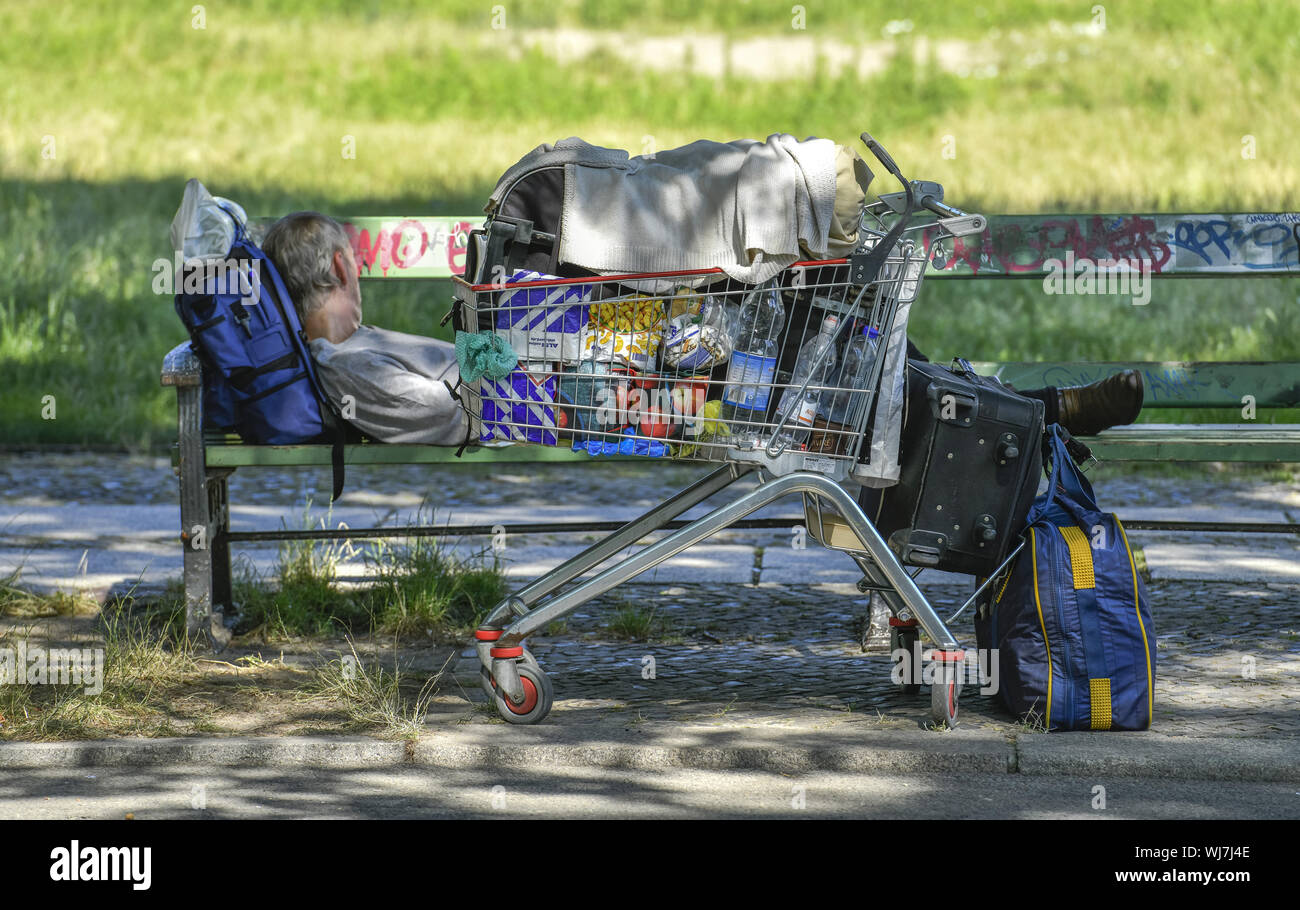 poor, poor, poor, poor, poverty, bank, Berlin, Charlottenburg, Charlottenburger, Charlottenburg-Wilmersdorf, Germany, shopping cart, Obachlosigkeit, h Stock Photo