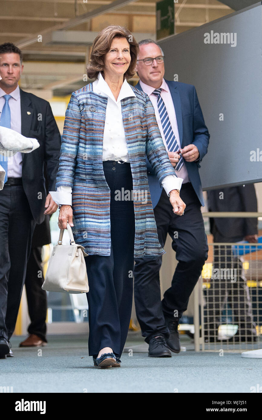 Konstanz, Germany. 03rd Sep, 2019. Queen Silvia of Sweden (M) comes to the  Mentor Youth Summit in the Geschwister-Scholl-Schule. The occasion for the  visit is the 25th anniversary of the Mentor Foundation