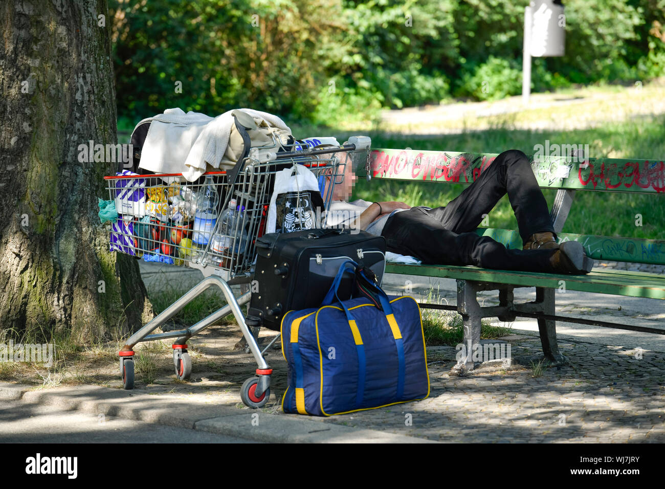 poor, poor, poor, poor, poverty, bank, Berlin, Charlottenburg, Charlottenburger, Charlottenburg-Wilmersdorf, Germany, shopping cart, Obachlosigkeit, h Stock Photo