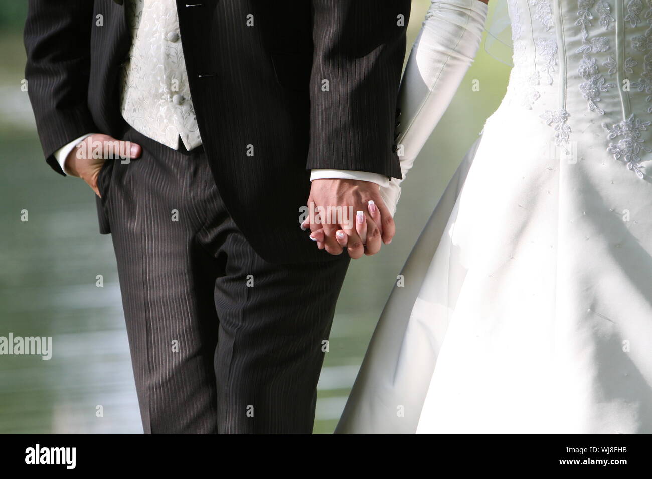 Brautpaar-Hand in Hand, nur die Hände sind zu sehen Stock Photo