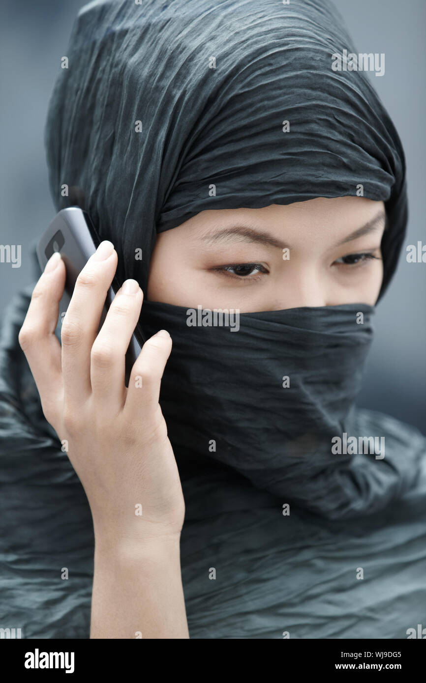 Muslim lady in hijab talking via cell phone Stock Photo - Alamy