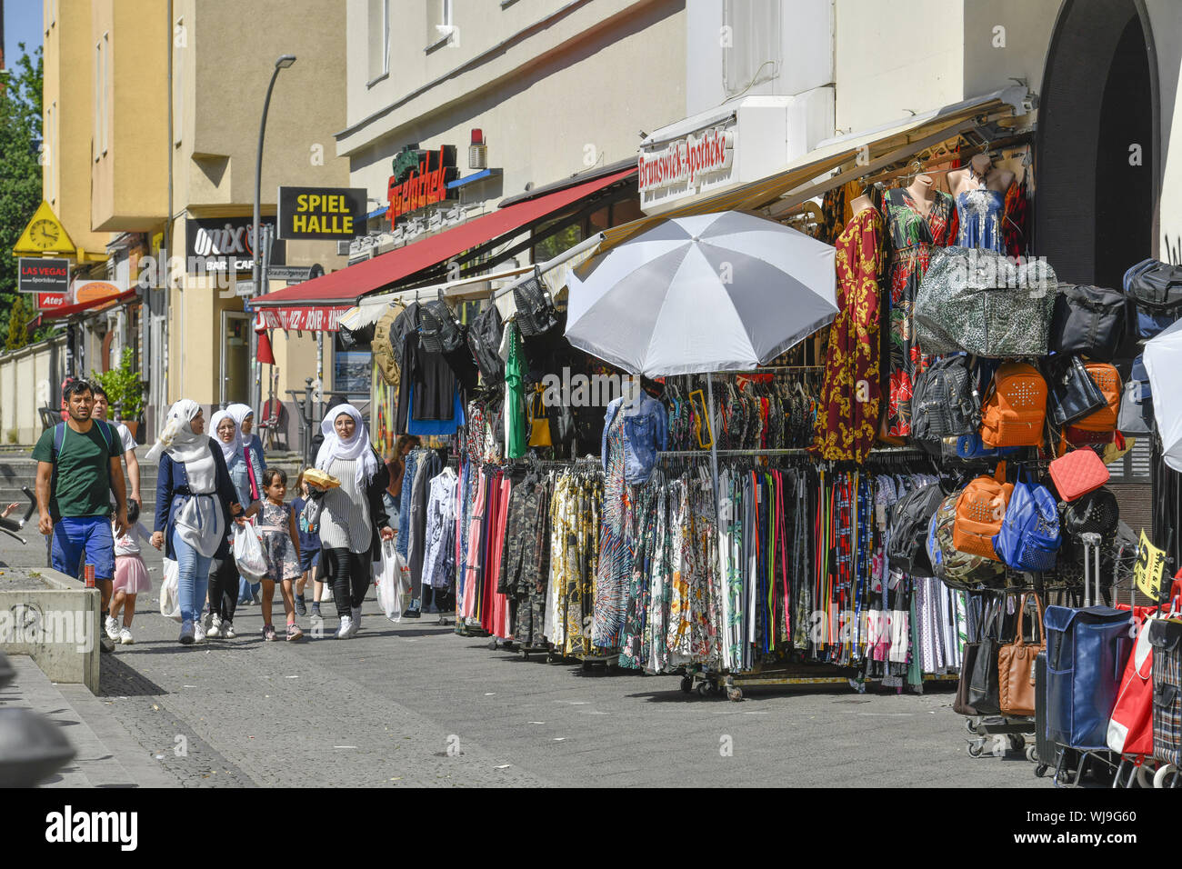 Everyday life, everyday scene, Auslaenderin, Auslaenderinnen, foreigner, Ausländerin, Ausländerinnen, Berlin, cheap, approves, cheaper, cheap, boutiqu Stock Photo