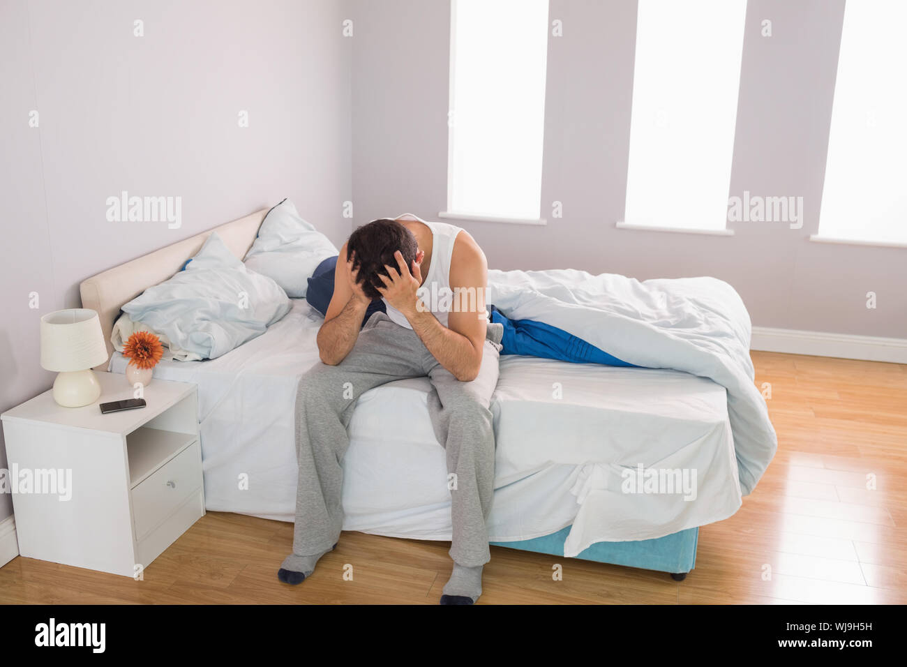 Девушка потягивается в кровати. Спящий человек. Сон бывший худой. Женщина на кровати. Сон бывший худой.