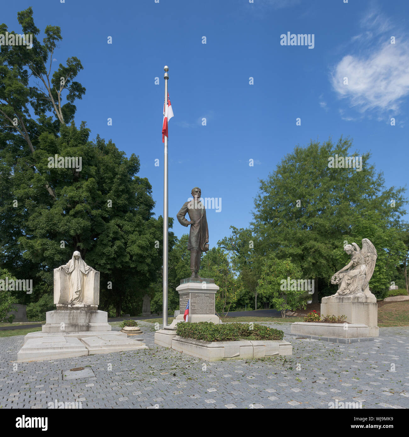 Lifesize statue marks the tomb of Confederate President Jefferson