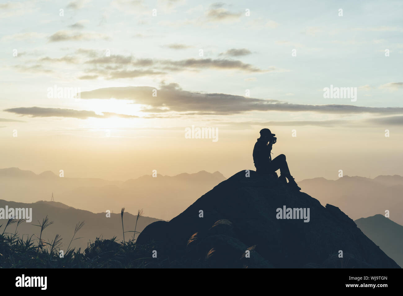 Silhouette man mountain peak sunset hi-res stock photography and images ...