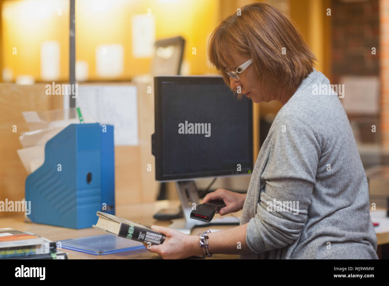 библиотеки сканов. реклама книги в метро. 2. виртуальная библиотека в метро. тринити колледж дублин.