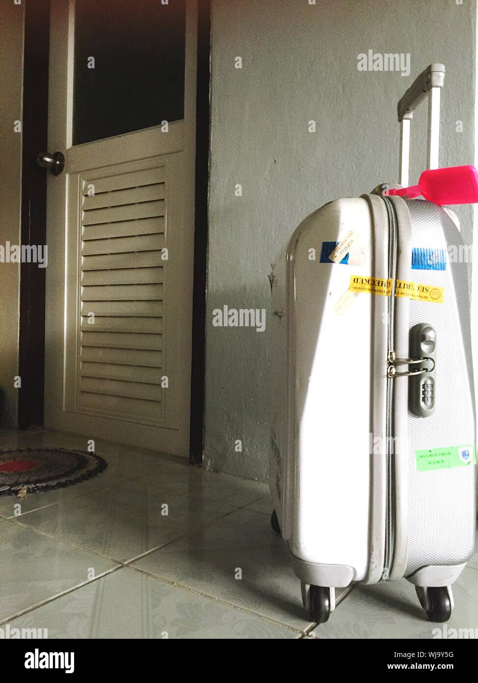 Man door suitcase hires stock photography and images Alamy