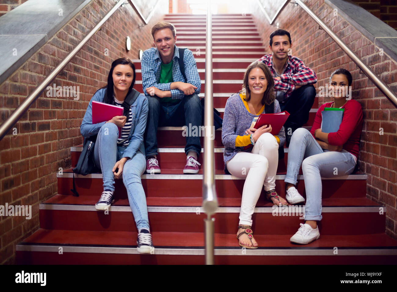 забег по лестнице вверх. много людей на лестнице. несколько на ступеньках. подростки сидят на ступеньках. человек сидит на ступеньках.