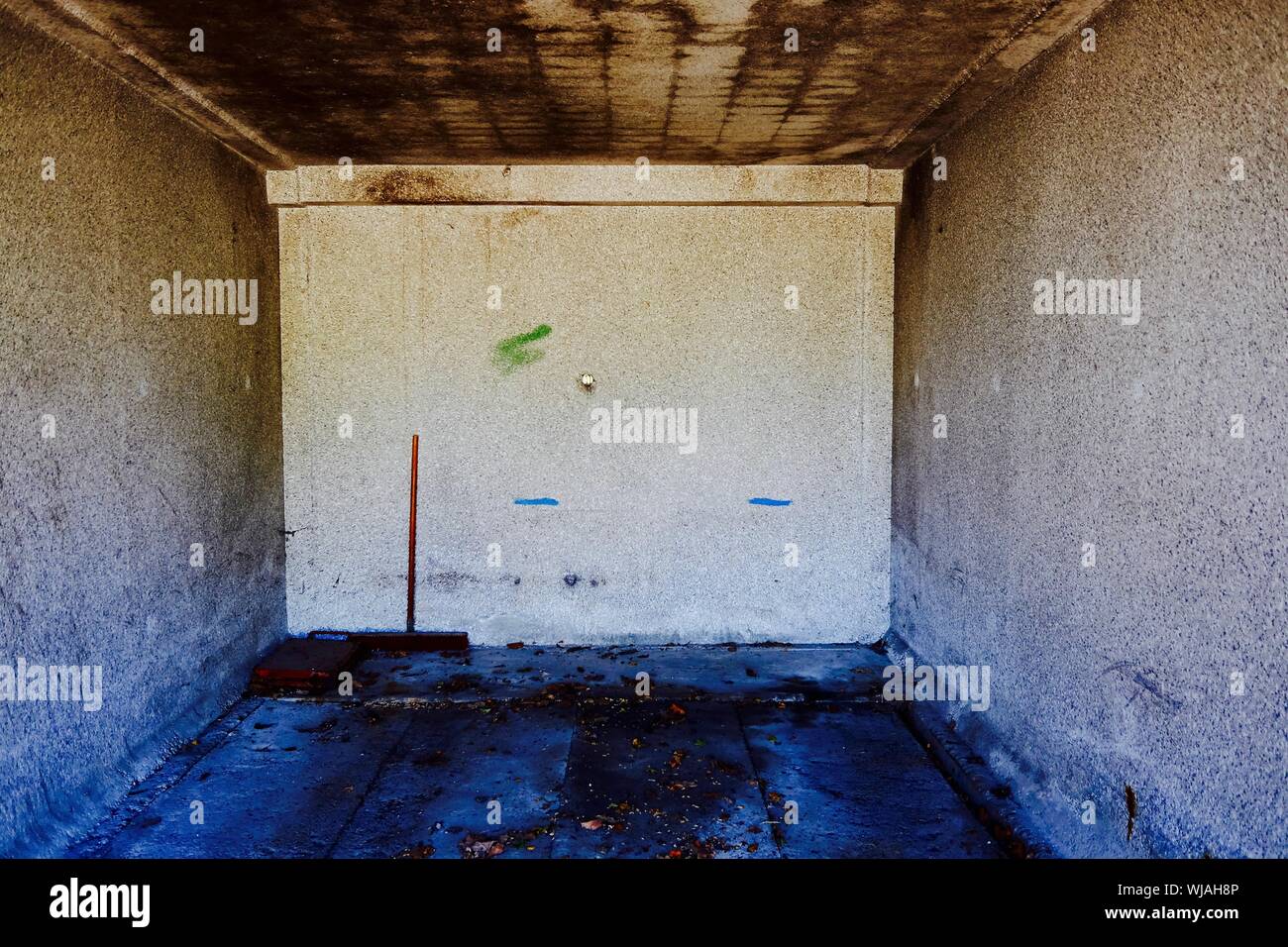 Messy garage hires stock photography and images Alamy