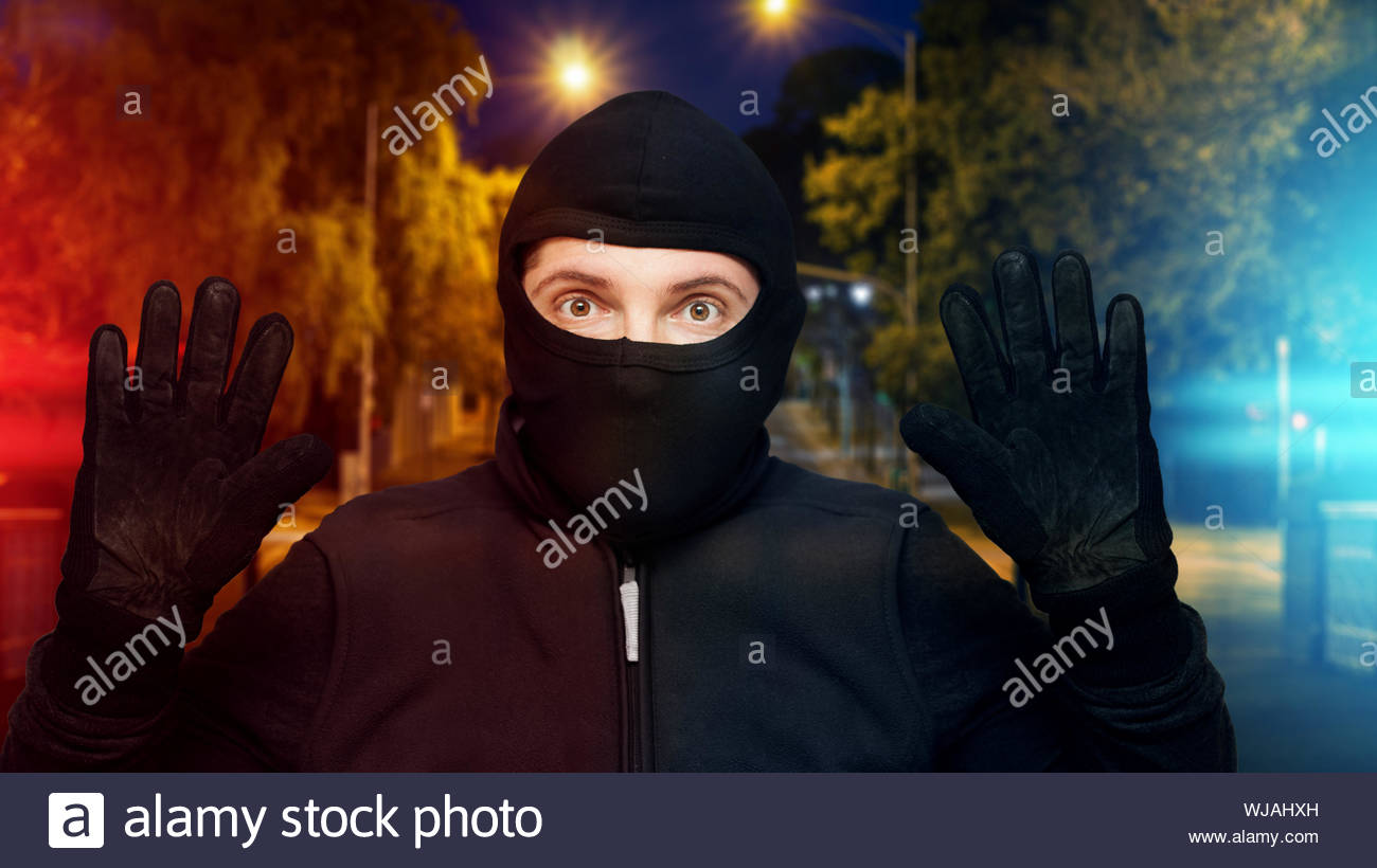 Маск сити. В Балаклаве и наручниках. Полицейский фонарь в руке. Burglar hands up. Burglar hands up Police Night.