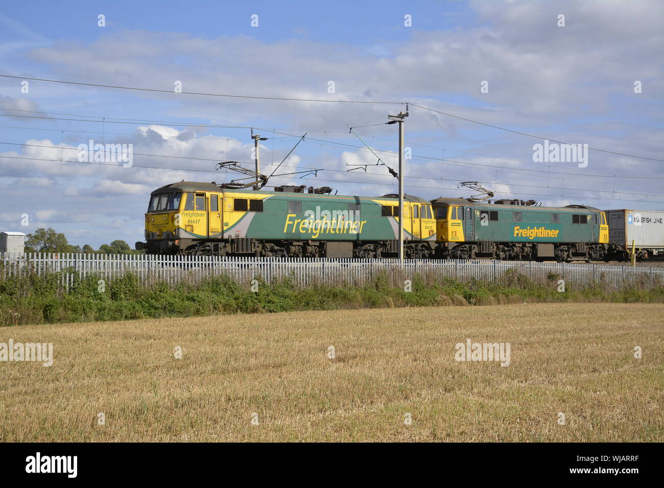 Freightliner Class 86 Double Header 86637 leads 86610 from Felixstowe to Trafford Park on the West Coast Mainline Stock Photo