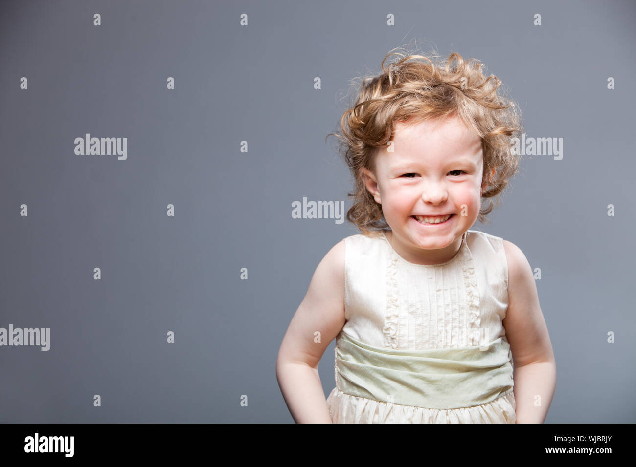 Portrait of happy 5 years old girl Stock Photo - Alamy
