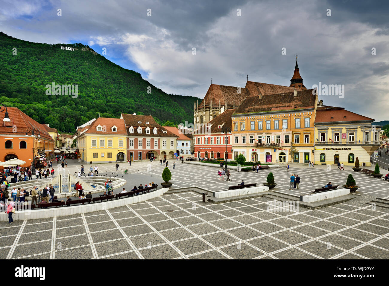 Houses in Piata Sfatului (Council Square), the Black Church and Tampa mountain. Brasov, Romania Stock Photo