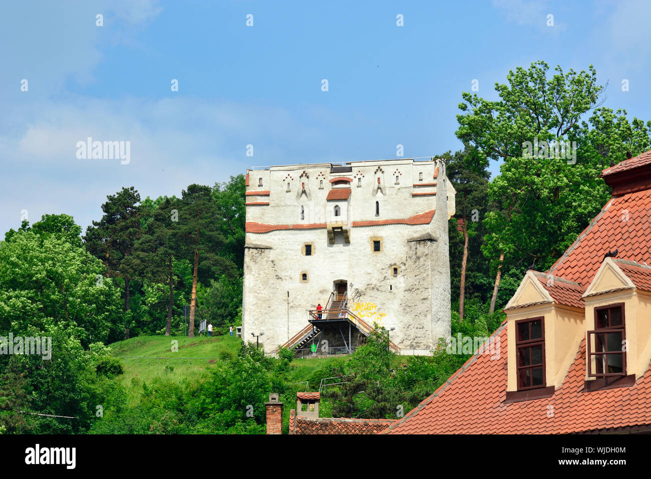 The White Tower was built in 1494 on top of a rock. The entrance of the tower was so high that a ladder was needed in order to get inside. Brasov, Rom Stock Photo