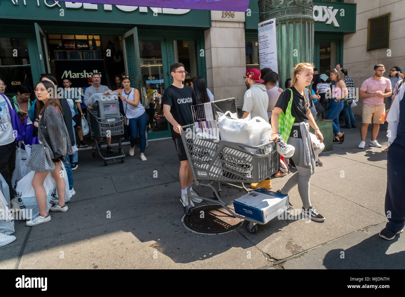 Hundreds of NYU students, some with their families, descend ...