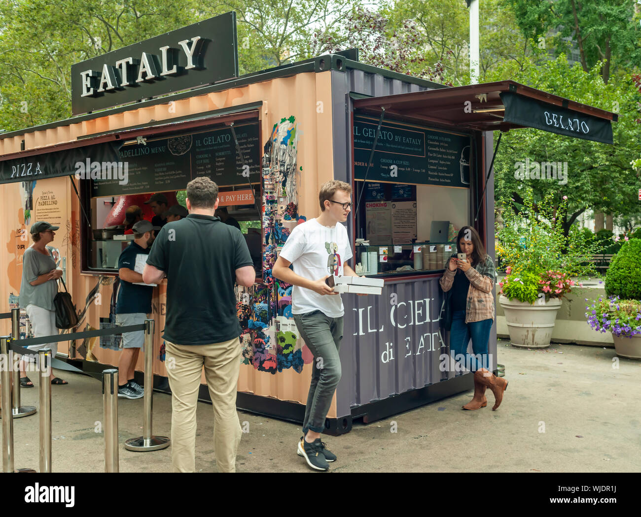 The new Eataly kiosk in Flatiron Plaza, across from the Eataly Italian emporium, on opening day in New York on Friday, August 23, 2019. The new kiosk, named appropriately, “Eataly in Flatiron Plaza”, serves Pizza al Padellino and gelato. Pizza al Padellino is a specialty of the Piedmont region of Italy. (© Richard B. Levine) Stock Photo