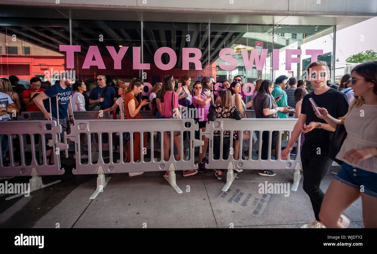 Hundreds Of Fans Of Taylor Swift On Line To Get Into The