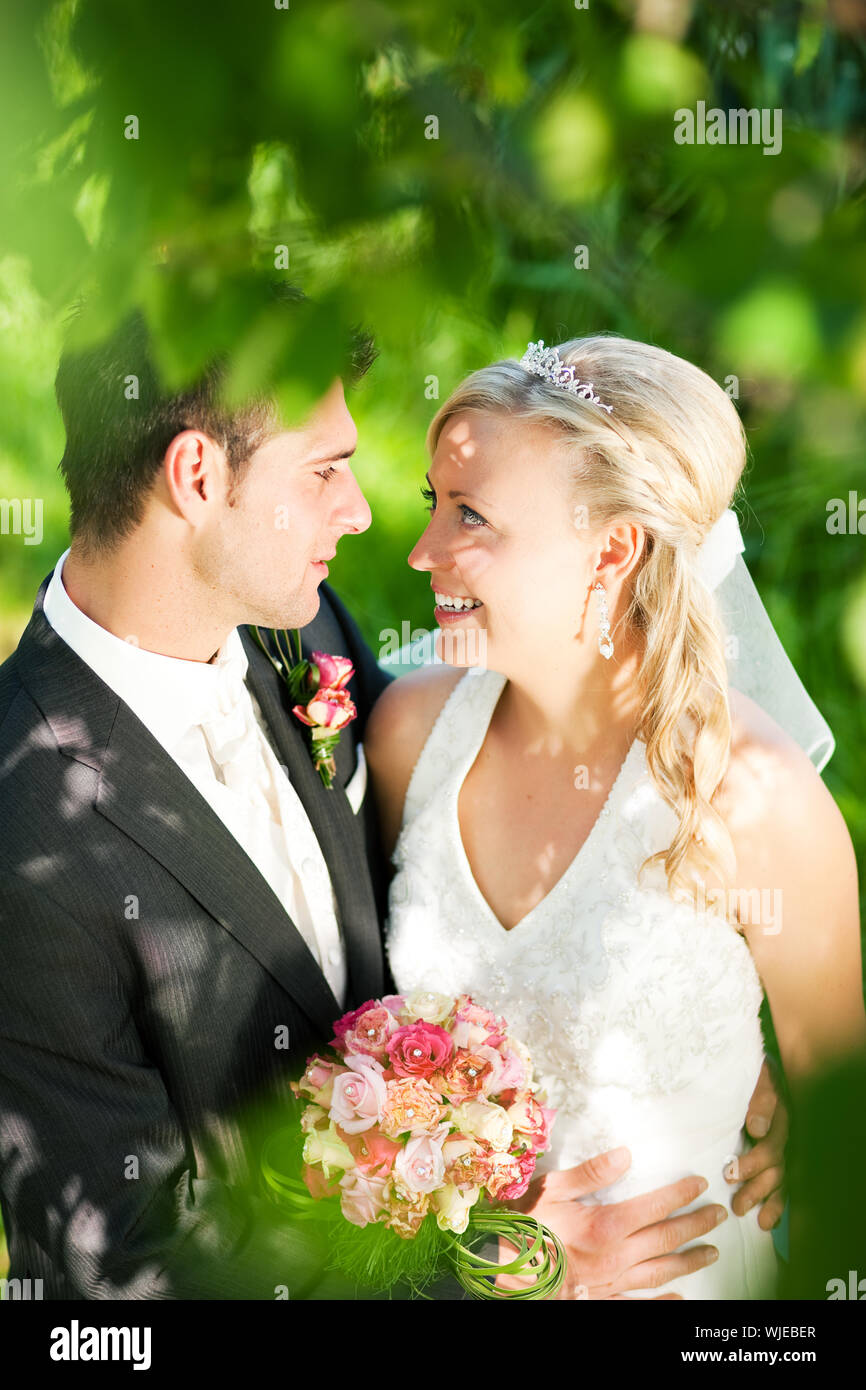 Happy wedding couple Stock Photo - Alamy