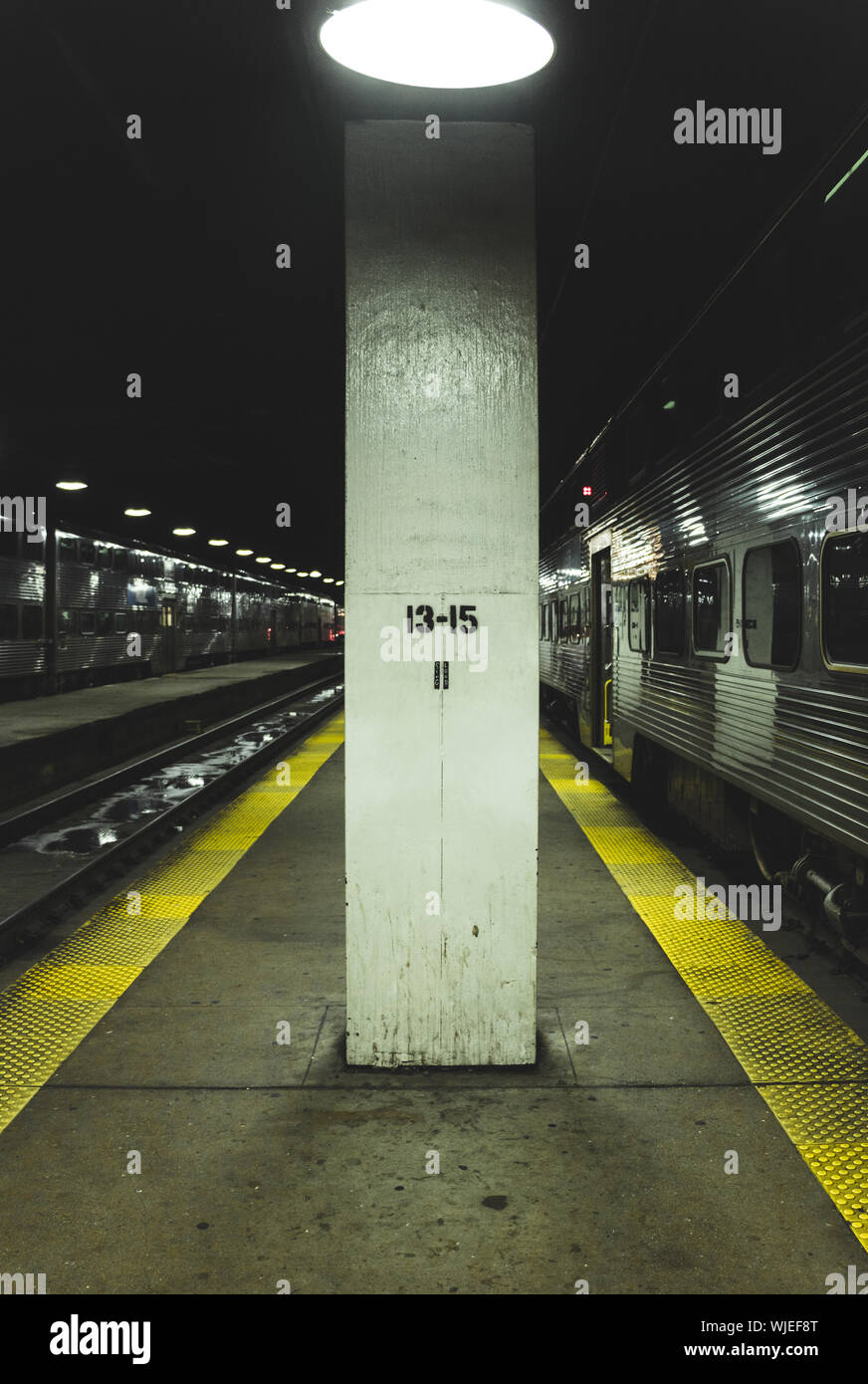 Chicago railroad at night hi-res stock photography and images - Alamy