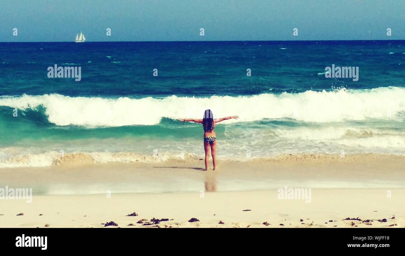 Rear view girl in bikini hi-res stock photography and images - Alamy