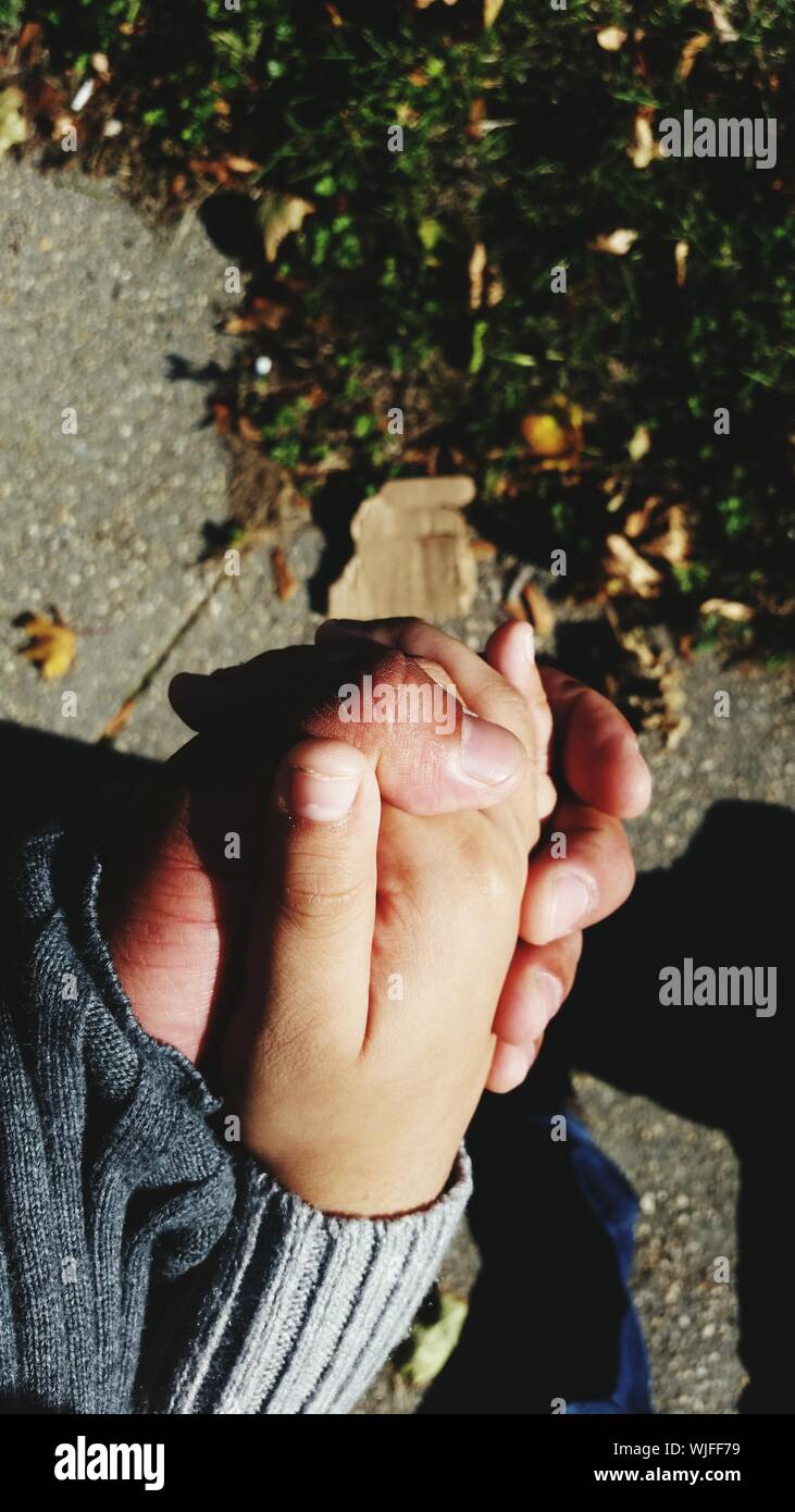 Father daughter holding hands hi-res stock photography and images - Alamy