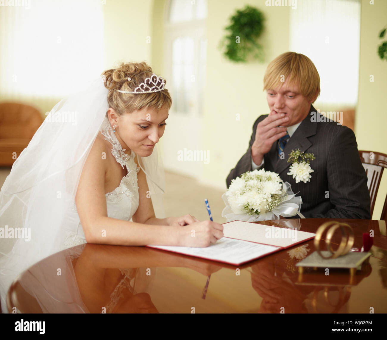 невеста сидит жених стоит. с какой стороны сидит жених на свадьбе. с какой стороны сидит невеста. жених и невеста за столом. с какой стороны сидит жених на свадьбе.